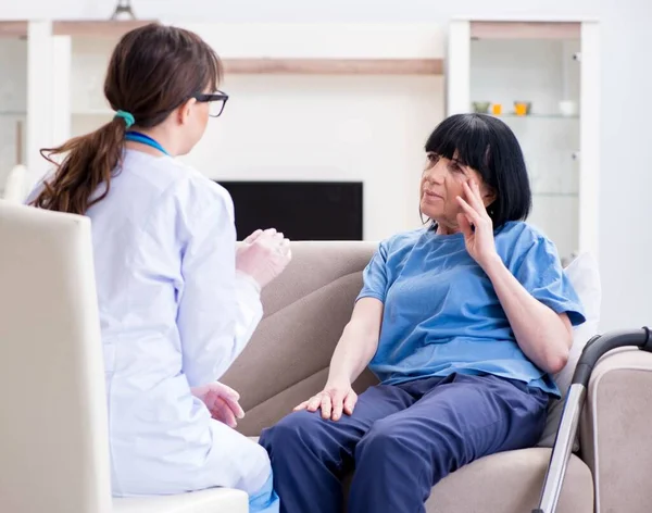 Jeune médecin visitant vieille femme mûre pour le check-up — Photo