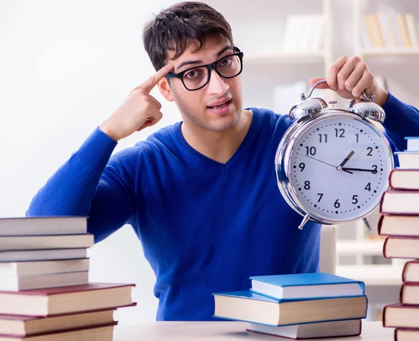 Studente maschio che si prepara per gli esami nella biblioteca del college — Foto Stock