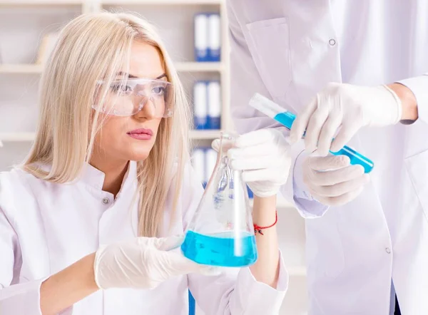 Mujer joven química que trabaja en el laboratorio de la clínica —  Fotos de Stock