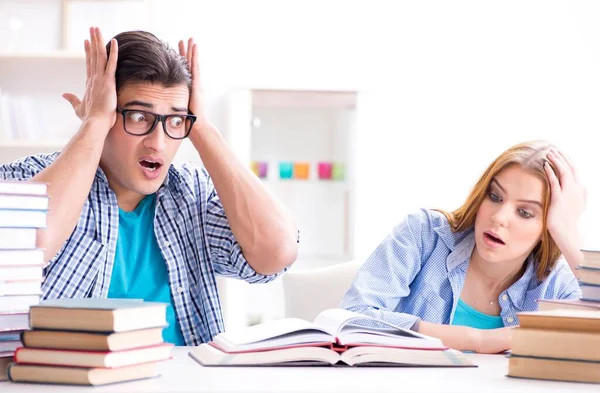 Par de estudantes que estudam para exames universitários — Fotografia de Stock