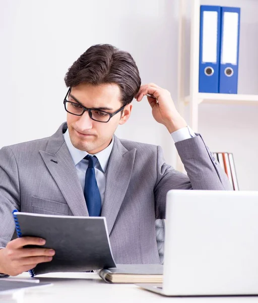 Joven hombre de negocios guapo empleado que trabaja en la oficina en el escritorio — Foto de Stock