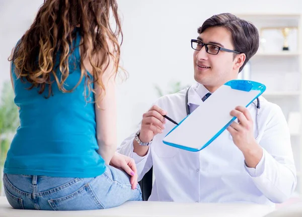 Patient besucht Arzt für regelmäßigen jährlichen Check-up im Krankenhaus — Stockfoto