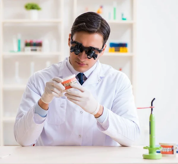 Joven dentista trabajando en el hospital de odontología — Foto de Stock