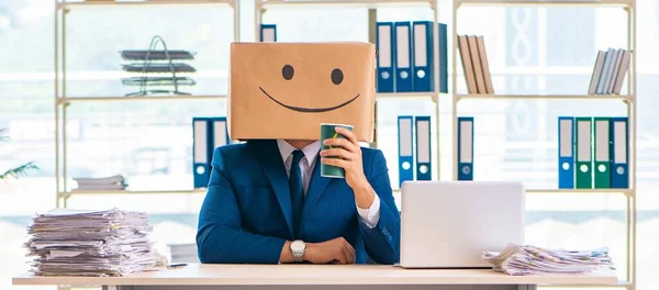 Счастливый человек с коробкой вместо головы — стоковое фото