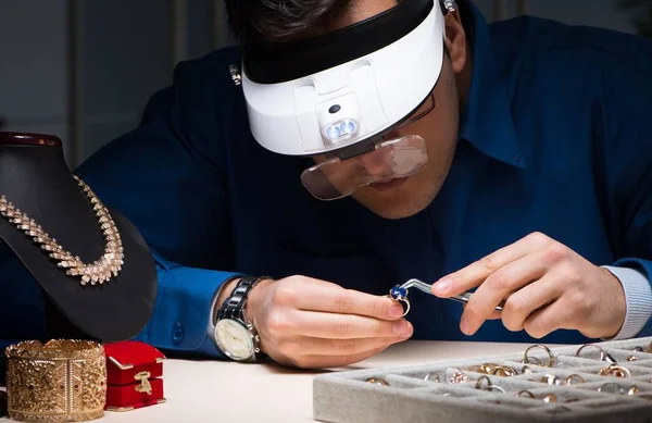 Juwelier die 's avonds laat in zijn werkplaats werkt — Stockfoto
