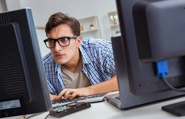 Junger Händler beobachtet Märkte auf Bildschirmen — Stockfoto