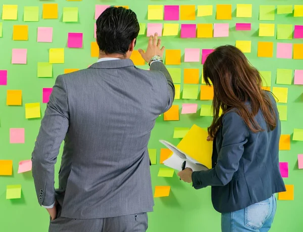 Affärskolleger diskuterar framtida prioriteringar — Stockfoto