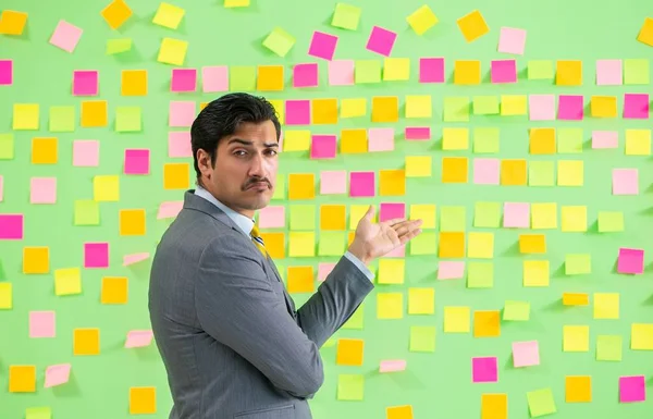 Birçok iş önceliği olan bir iş adamı.