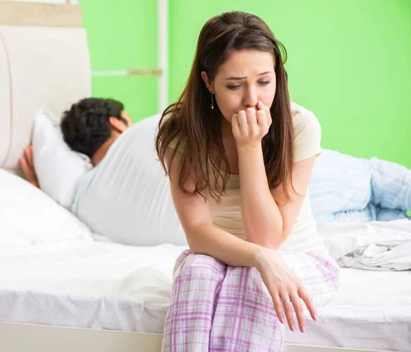 Frau und Mann nach Streit im Schlafzimmer — Stockfoto