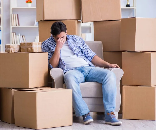 Junger Mann zieht mit Kisten in neues Haus ein — Stockfoto