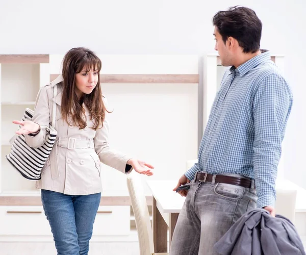 Pareja joven decepcionada con el precio en tienda de muebles — Foto de Stock