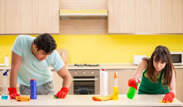 Jovem casal trabalhando na cozinha — Fotografia de Stock