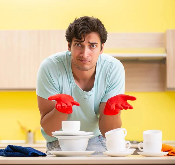 Giovane bell'uomo che lavora in cucina — Foto Stock