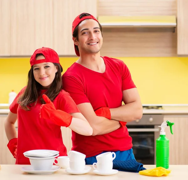 Pulizia appaltatori professionisti che lavorano in cucina — Foto Stock