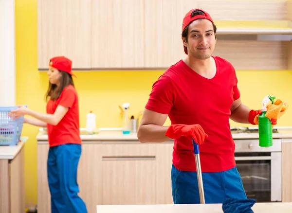 キッチンで働くプロの請負業者の清掃 — ストック写真