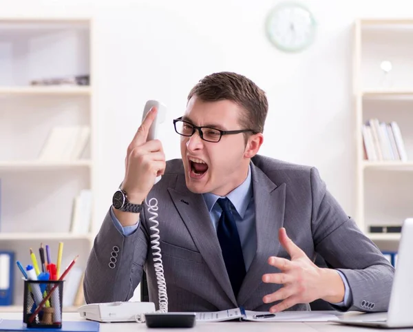 Empregado empresário falando no telefone do escritório — Fotografia de Stock