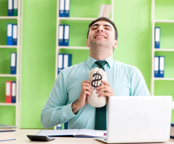 Männlicher Finanzmanager arbeitet im Büro — Stockfoto