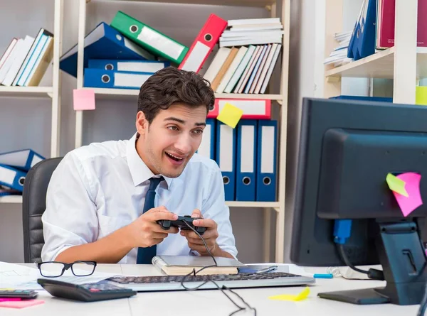 Employee playing computer games in the office — Stock Photo, Image