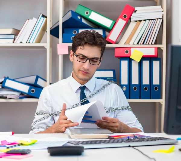 Werknemer bevestigd en geketend aan zijn bureau met ketting — Stockfoto