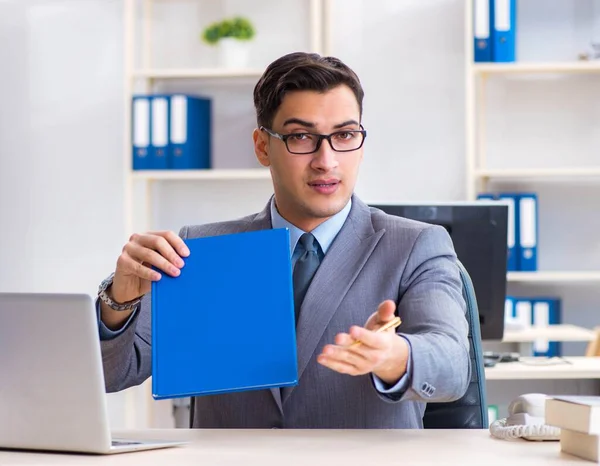 Bonito empresário empregado sentado em sua mesa no escritório — Fotografia de Stock