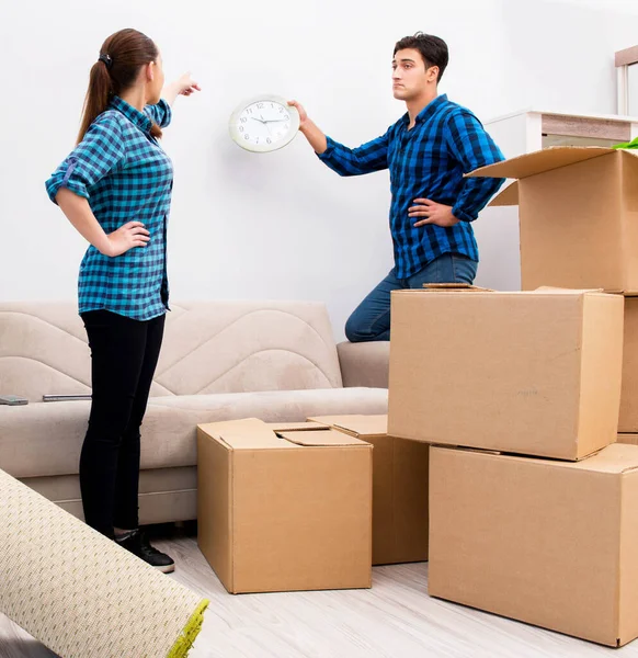 Jovem família se mudando para novo apartamento casa — Fotografia de Stock