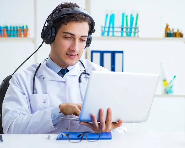 Médico varón escuchando al paciente durante la sesión de telemedicina — Foto de Stock