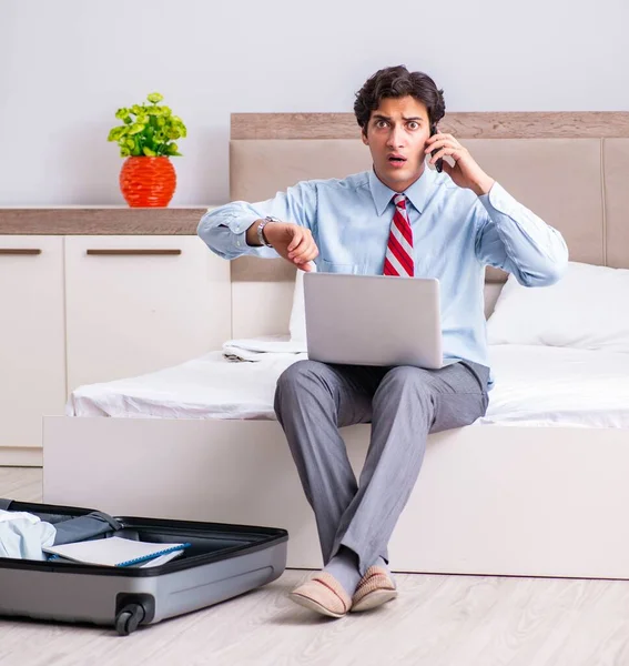 Giovane uomo d'affari bello che si prepara per il viaggio — Foto Stock