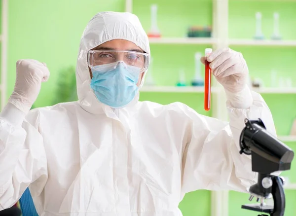 Läkare gör blodanalys i labbet — Stockfoto