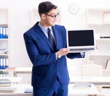 Masada çalışan yakışıklı bir işadamı.