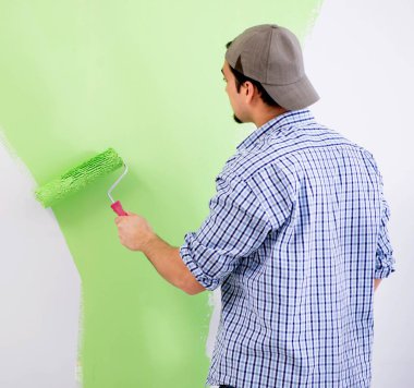 Genç ressam evde tadilat yapıyor.