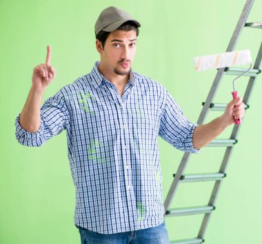 Genç ressam evde tadilat yapıyor.