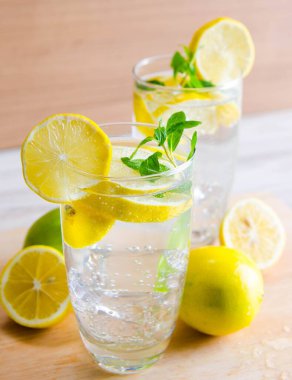 Bir bardak limonlu mojito ve saman içmek.