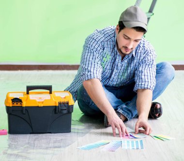 Genç adam evini yeniliyor.