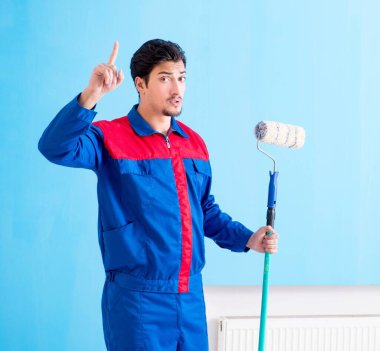 Genç ressam evde tadilat yapıyor.