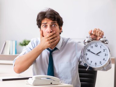 Çok fazla işi ve evrak işi olan yoğun bir çalışan.