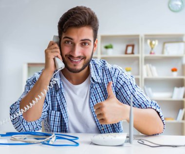 Adam hızlı internet bağlantısından hoşlanıyor