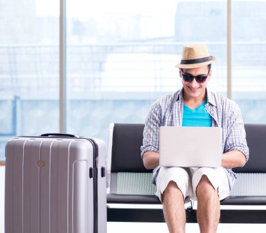 Genç adam yaz tatili için seyahat ediyor.