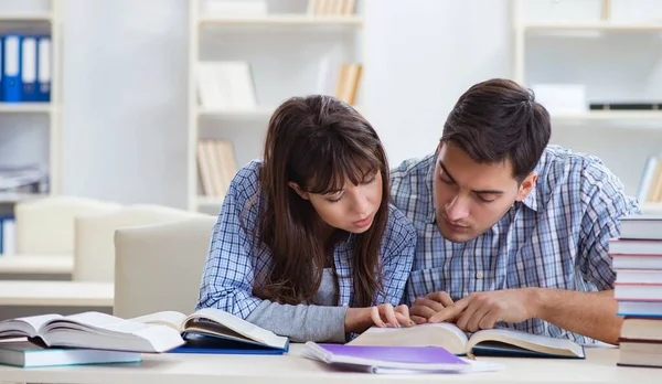 Studenter som sitter och studerar i klassrummet college — Stockfoto