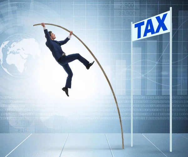 Empresario saltando sobre impuesto en concepto de evasión de impuestos —  Fotos de Stock