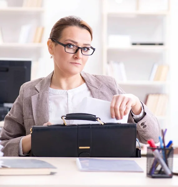 Employée d'entreprise travaillant dans le bureau — Photo