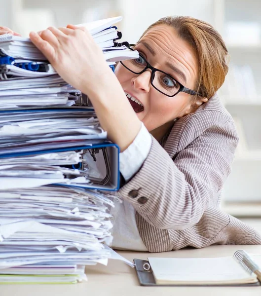 Affärskvinna mycket upptagen med löpande pappersarbete — Stockfoto