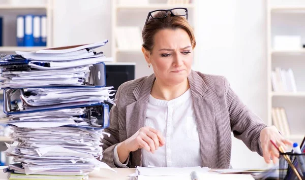 Femme d'affaires très occupée avec la paperasserie en cours — Photo