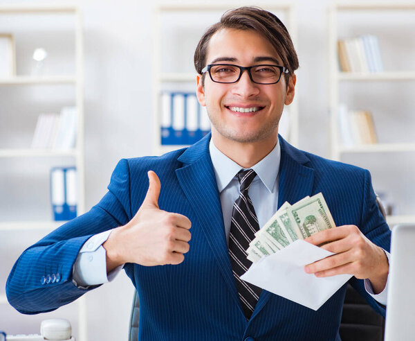 Бизнесмен получает свою зарплату и бонус