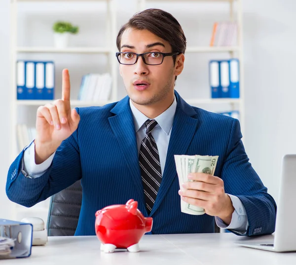 Affärsman tänker på sina besparingar under krisen — Stockfoto