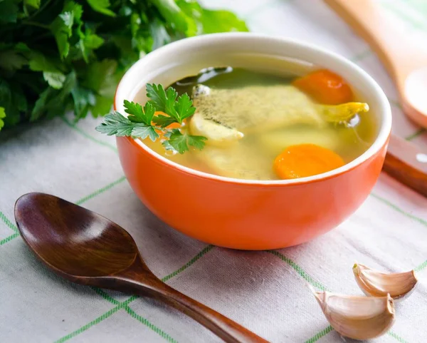 Soupe de poisson servie sur la table dans une assiette — Photo