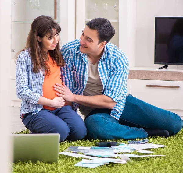 Familia joven en concepto de planificación presupuestaria —  Fotos de Stock