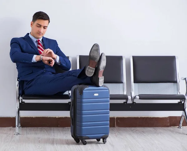 Man wairing aan boord in de luchthaven lounge kamer — Stockfoto