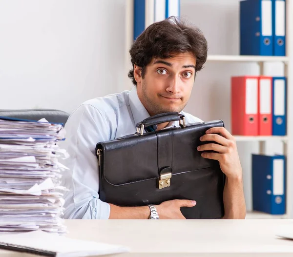 Överbelastad upptagen anställd med för mycket arbete och pappersarbete — Stockfoto