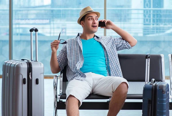 Young man travelling for his summer beach vacation — Stock Photo, Image