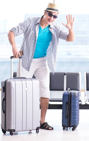 Young man travelling for his summer beach vacation — Stock Photo, Image